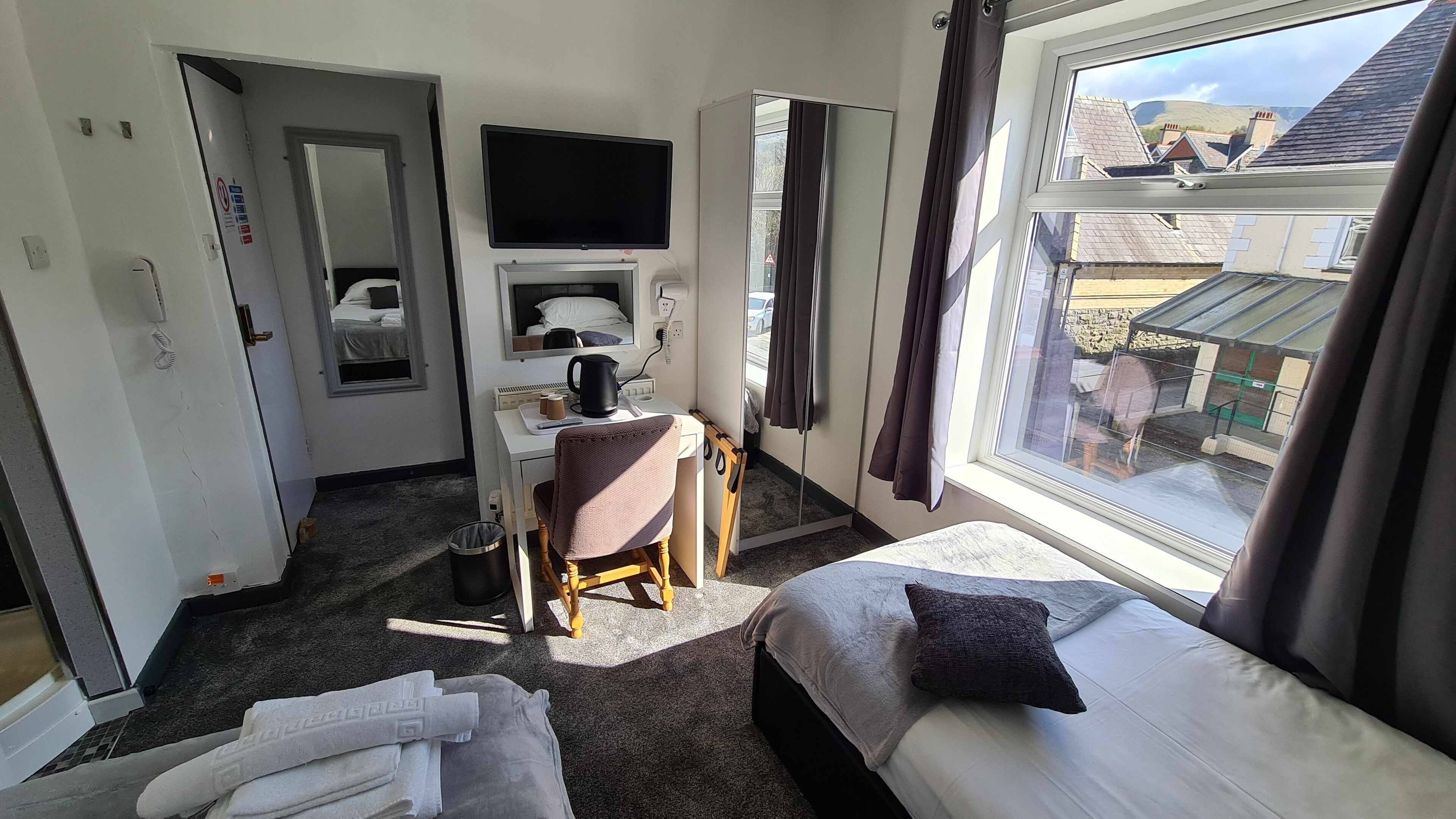 Twin Room | Minibar, blackout drapes, free WiFi, bed sheets