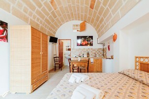 Studio | Desk, iron/ironing board, free cribs/infant beds, free WiFi