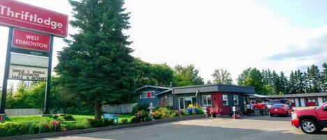 Motel Thrift Lodge con un letrero que indica habitaciones disponibles.