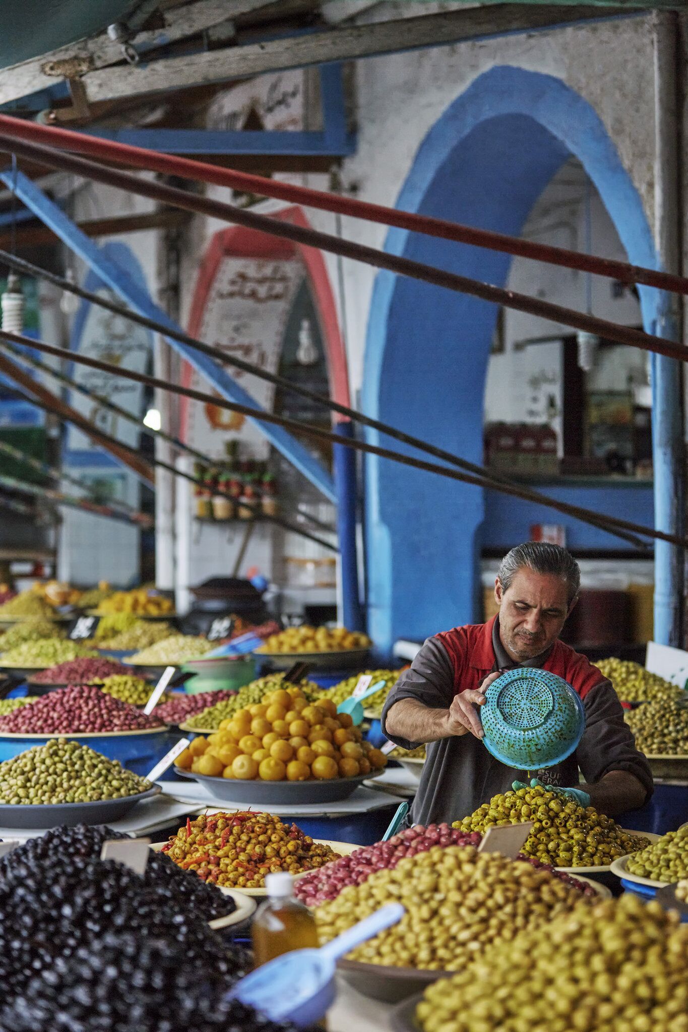 Un puesto de mercado con diversas frutas y verduras a la vista.