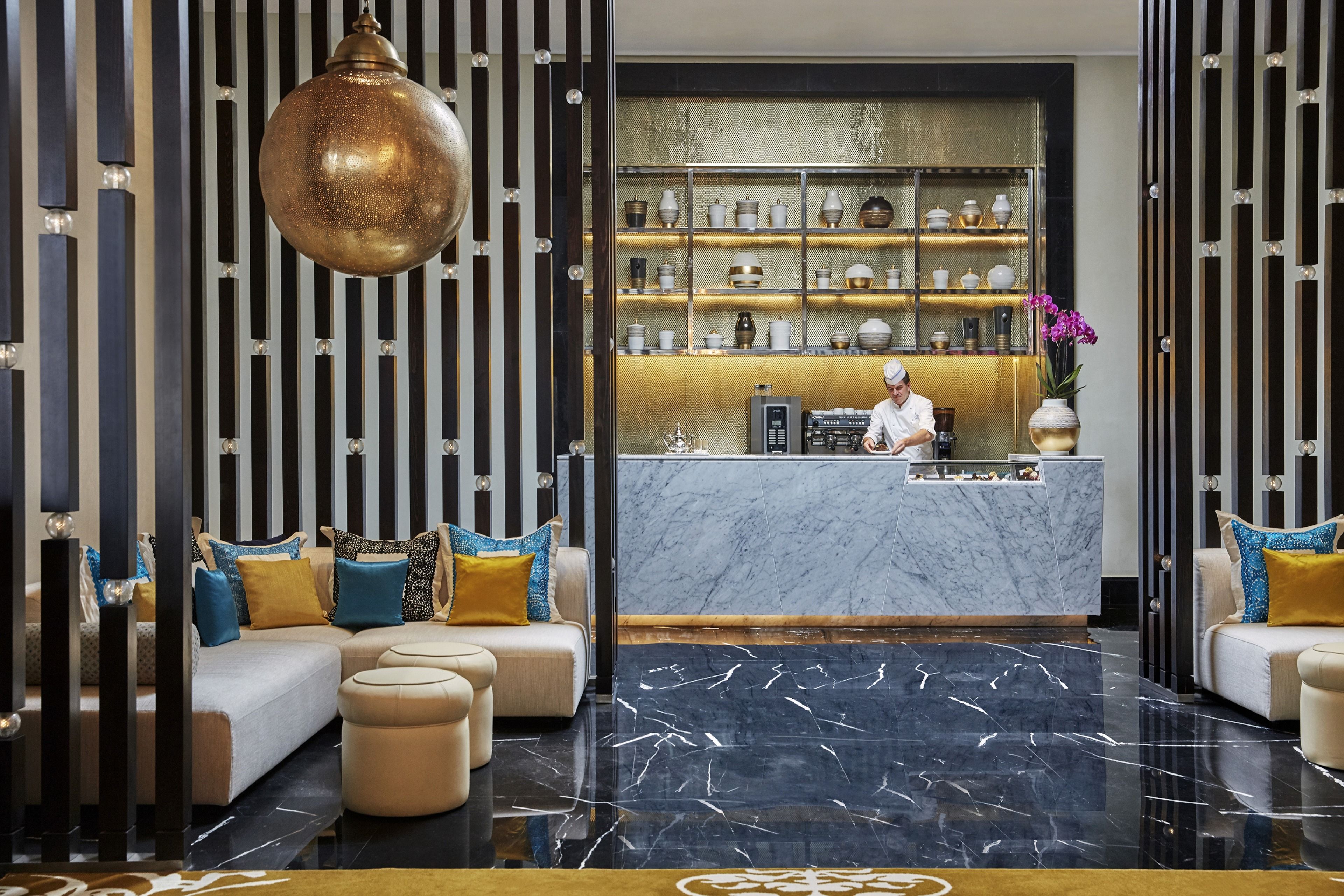 Eine moderne Lobby mit einer Rezeption, Sofas und einem Marmorboden.