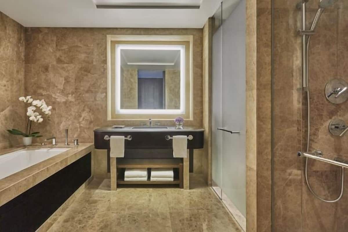 Baignoire et douche séparées, articles de toilette de luxe