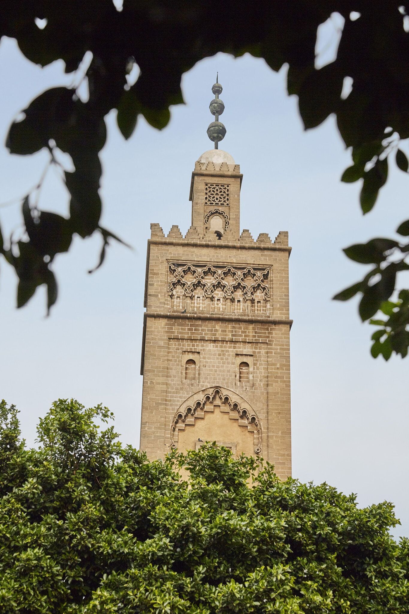 Ein hoher Turm mit aufwendiger Architektur und spitzem Abschluss.