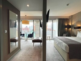 Suíte, 1 cama King e sofá-cama, vista para a cidade | Roupas de cama antialérgicas, cofres nos quartos, escrivaninha