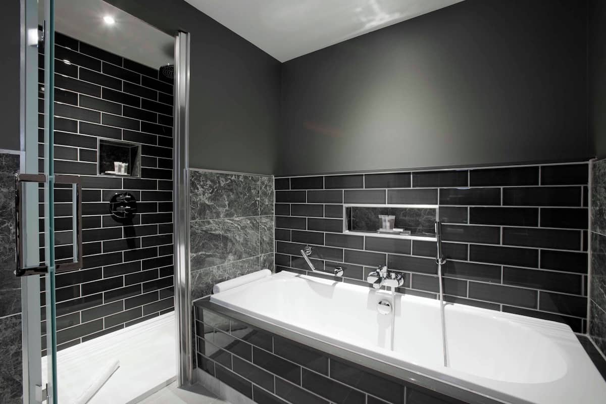 suite, 1 bedroom (canal view) | bathroom | combined shower/bathtub, free toiletries, hair dryer, towels