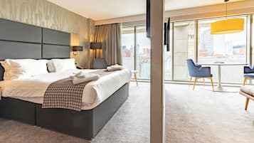 Suite, 1 cama King size y sofá cama, vista a la ciudad | Ropa de cama hipoalergénica y caja de seguridad en la habitación