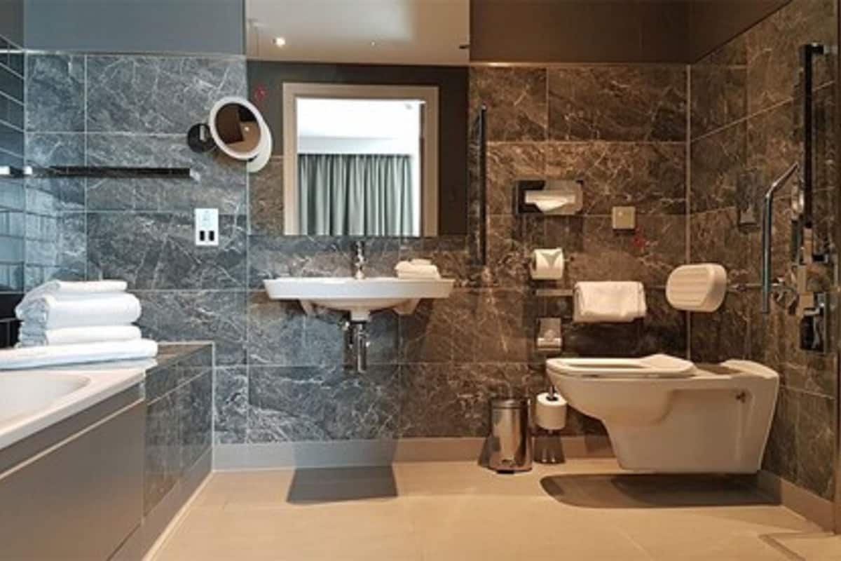 suite, 1 king bed with sofa bed, accessible | bathroom | combined shower/bathtub, free toiletries, hair dryer, towels