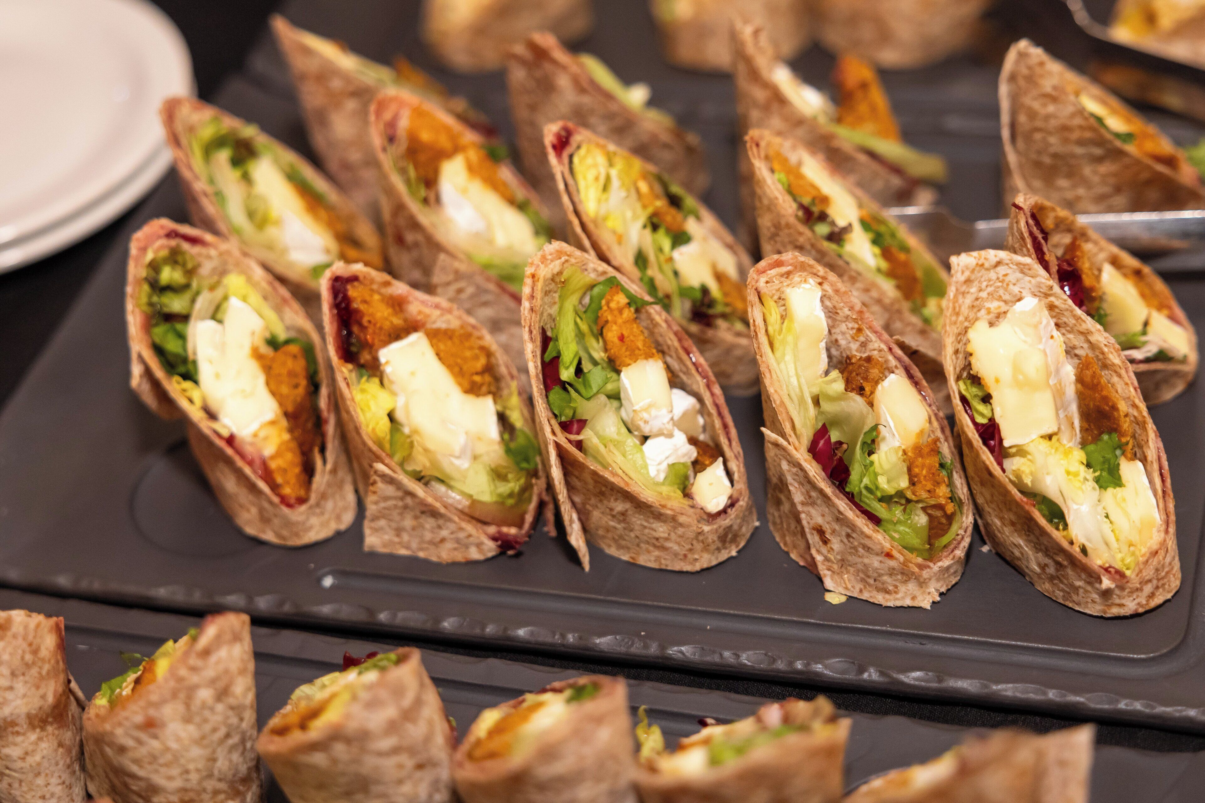 Une assiette de wraps garnis de différentes façons.