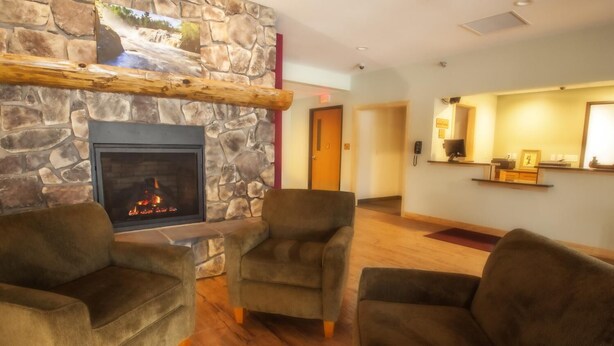 Lobby - Junction Inn Suites & Conference Center (Babbitt)