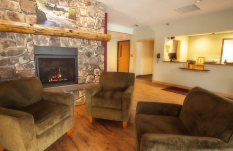 Lobby. Junction Inn Suites & Conference Center