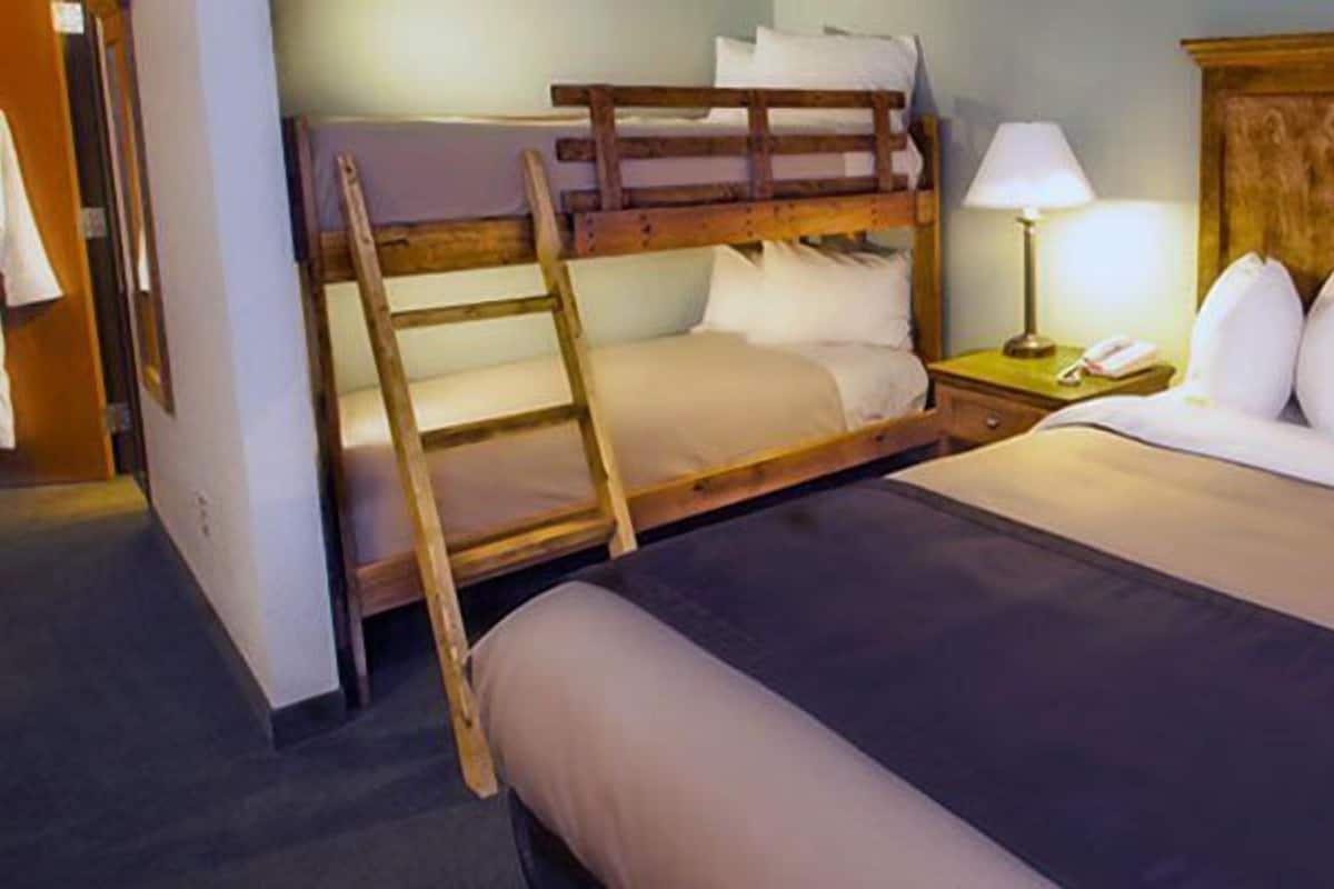Chambre familiale | Literie de qualitĂ©, couette en duvet, bureau, rideaux dâobscurcissement