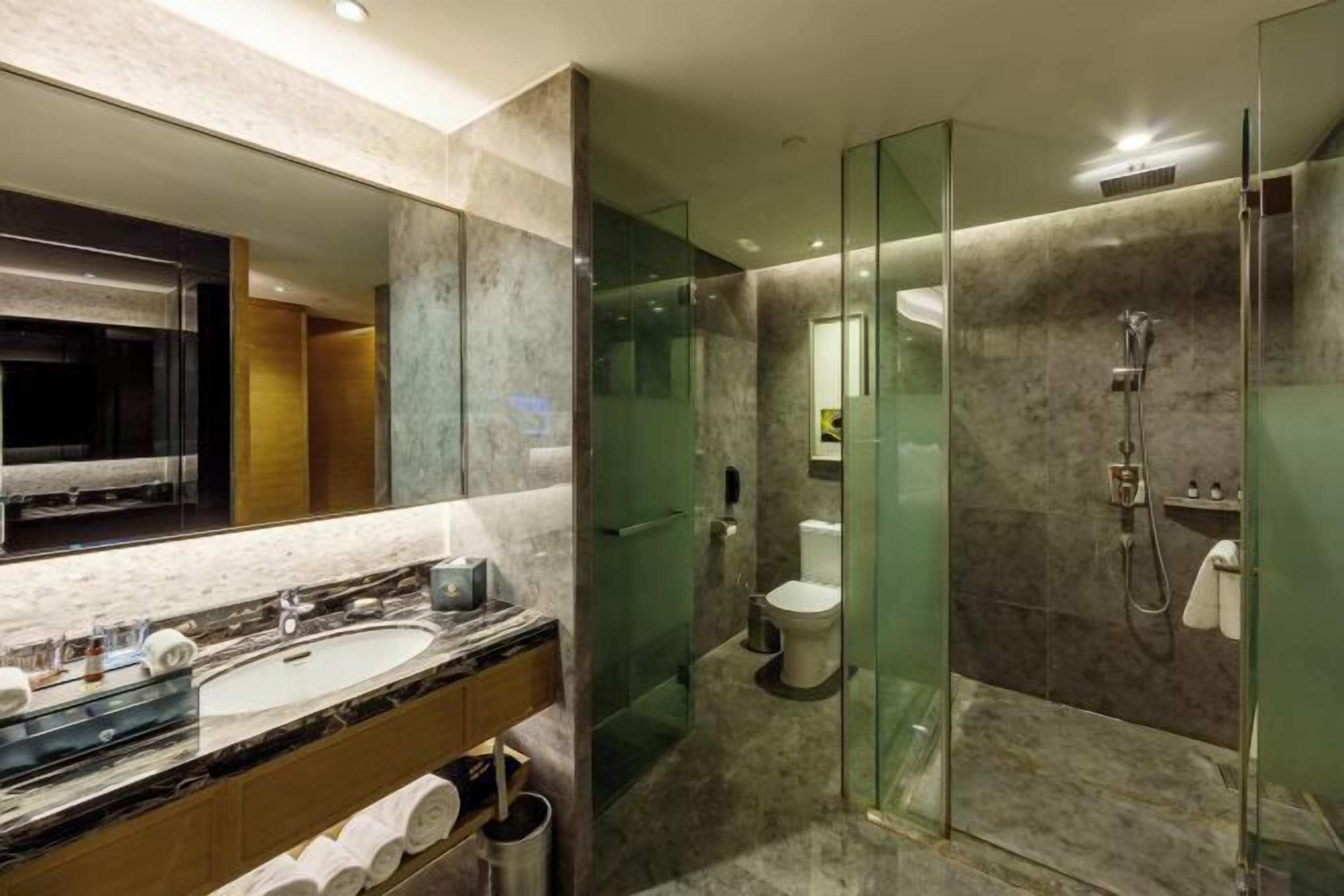 Minibar, brankas, tempat tidur bayi, dan jam alarm