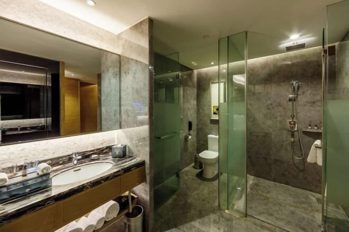 Minibar, brankas, tempat tidur bayi, dan jam alarm