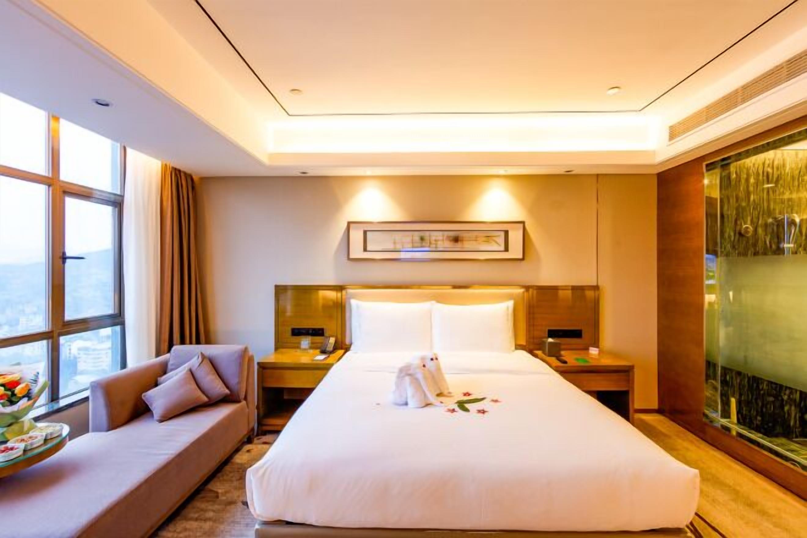 ميني بار وخزنة داخل الغرفة وأسرّة أطفال/رضّع ومُنبهات