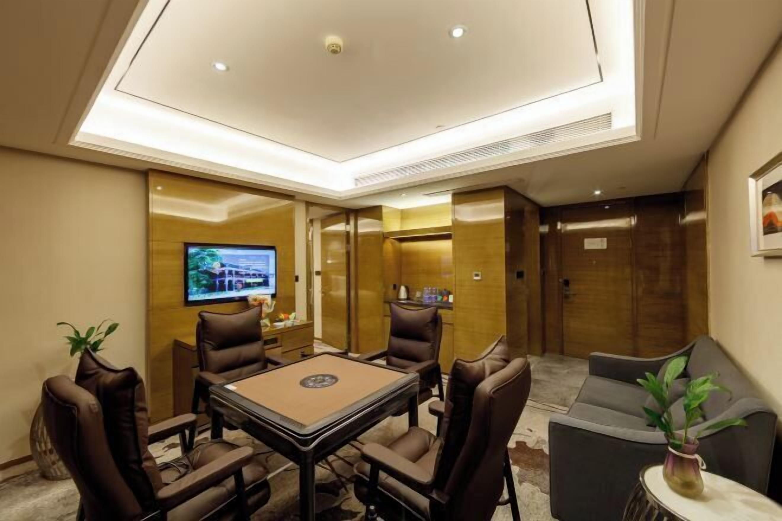 Minibar, safe på rommet, barnesenger og vekkerklokke