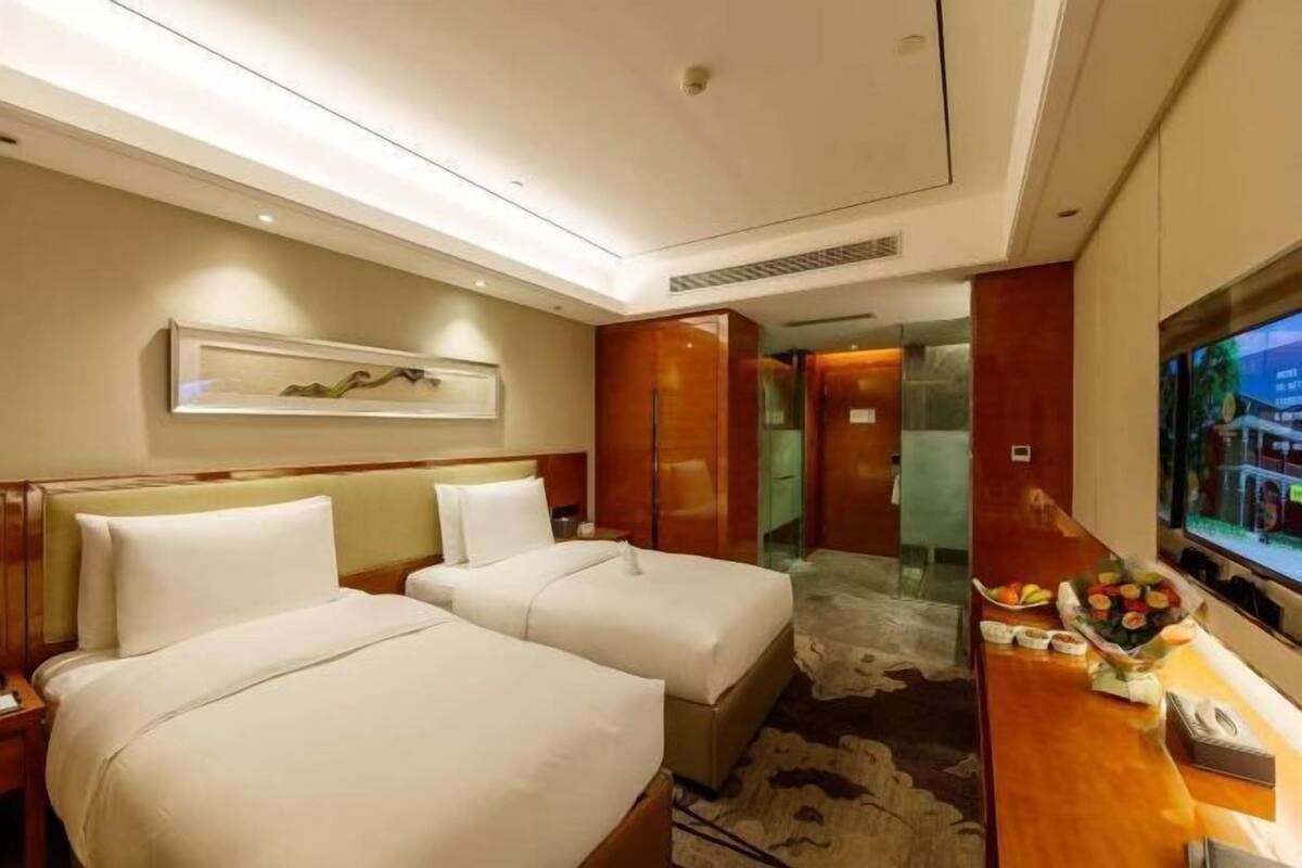 Minibar, brankas, tempat tidur bayi, dan jam alarm