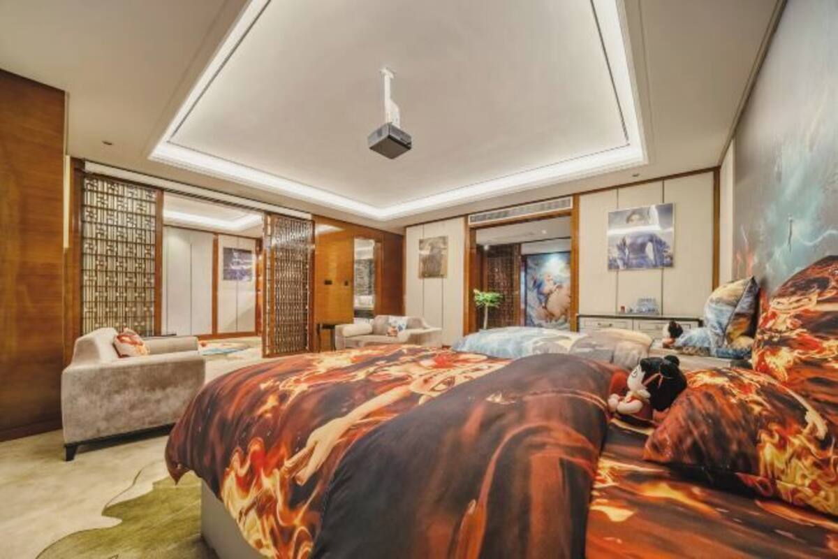 Minibar, in-room safe, cribs/infant beds, alarm clocks