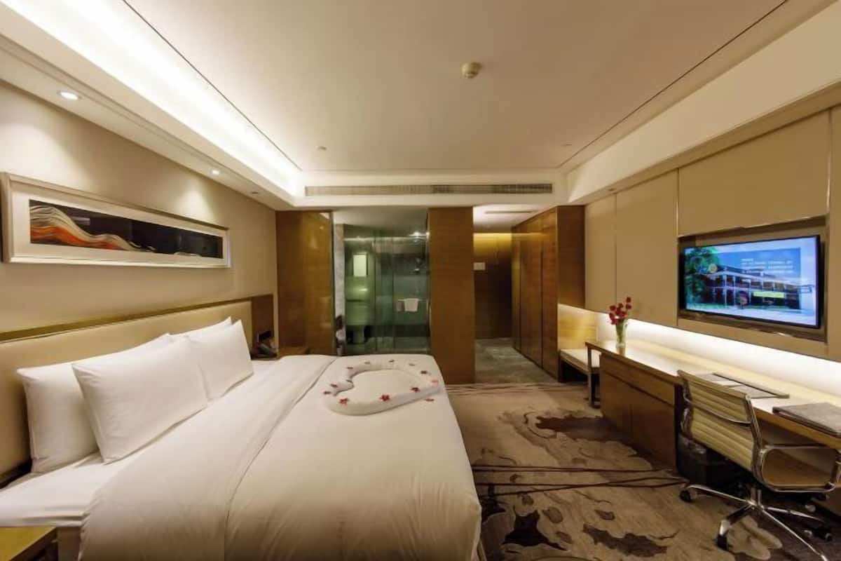 Minibar, brankas, tempat tidur bayi, dan jam alarm