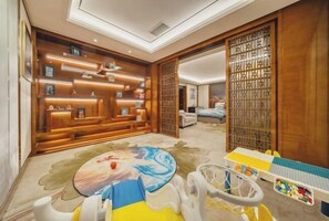 Minibar, coffres-forts dans les chambres, lits bébé, réveils