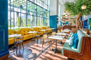 Daily buffet breakfast for a fee - Pullman Dubai Downtown (Dubai)