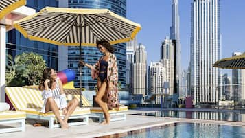 Piscine extérieure, parasols de plage, chaises longues