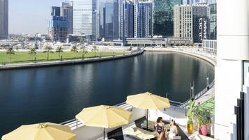 Utendørsbasseng, bassengparasoller og solsenger