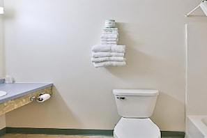 Articles de toilette de luxe, sèche-cheveux, bidet, serviettes fournies