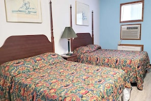 Een kluis op de kamer, een bureau, een laptopwerkplek