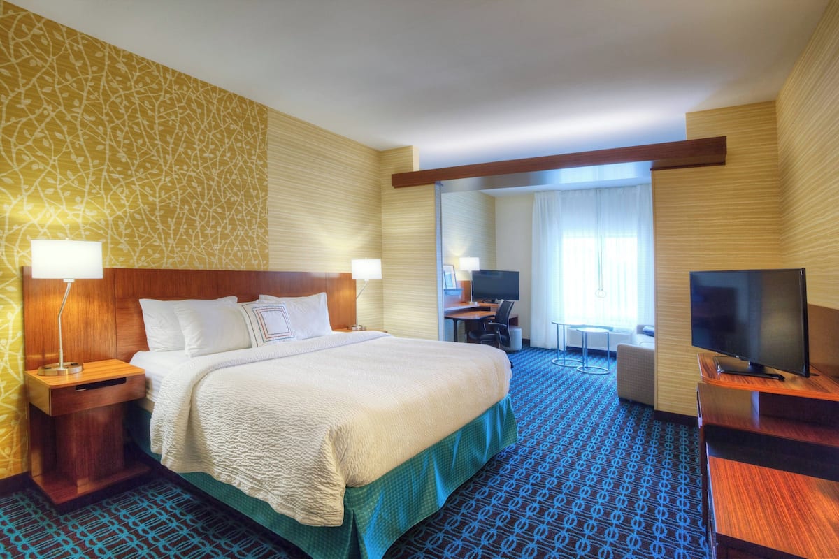 Executive Suite, 1 King Bed with Sofa bed, Non Smoking | Premium bedding, in-room safe, desk, blackout drapes