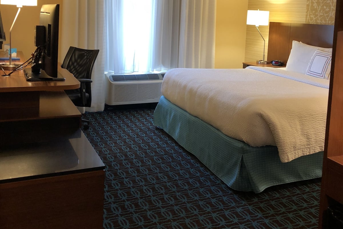 Premium bedding, in-room safe, desk, blackout drapes