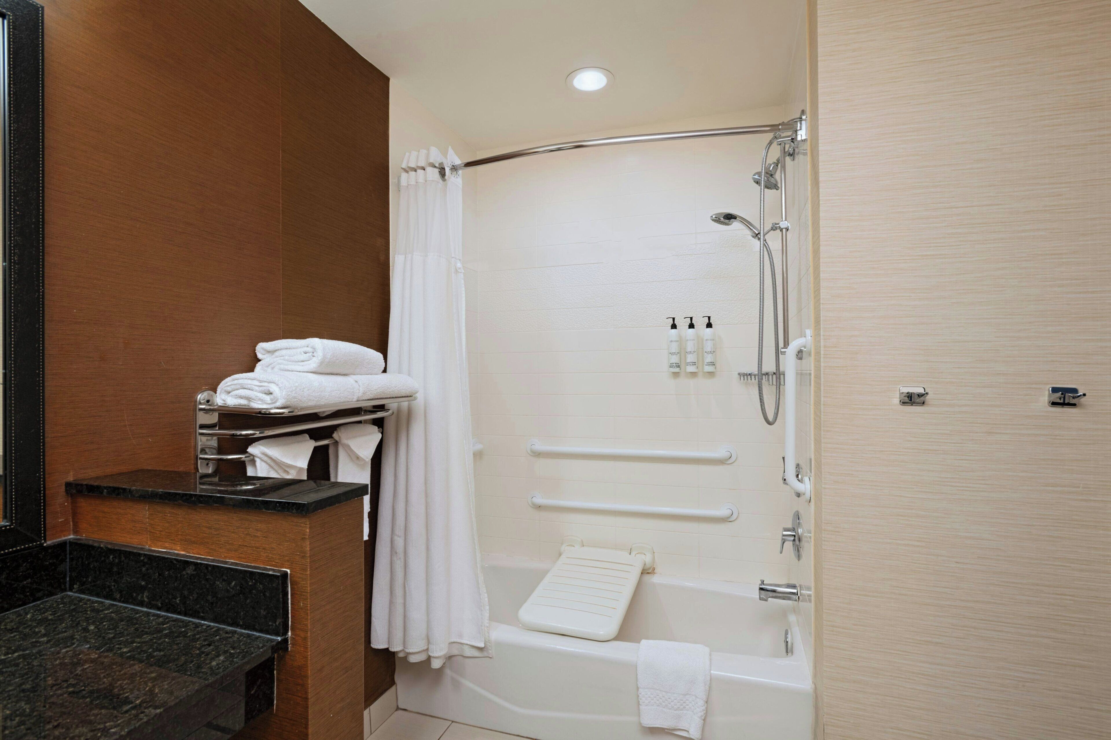 Un baño moderno con ducha, bañera y tocador con espejo.
