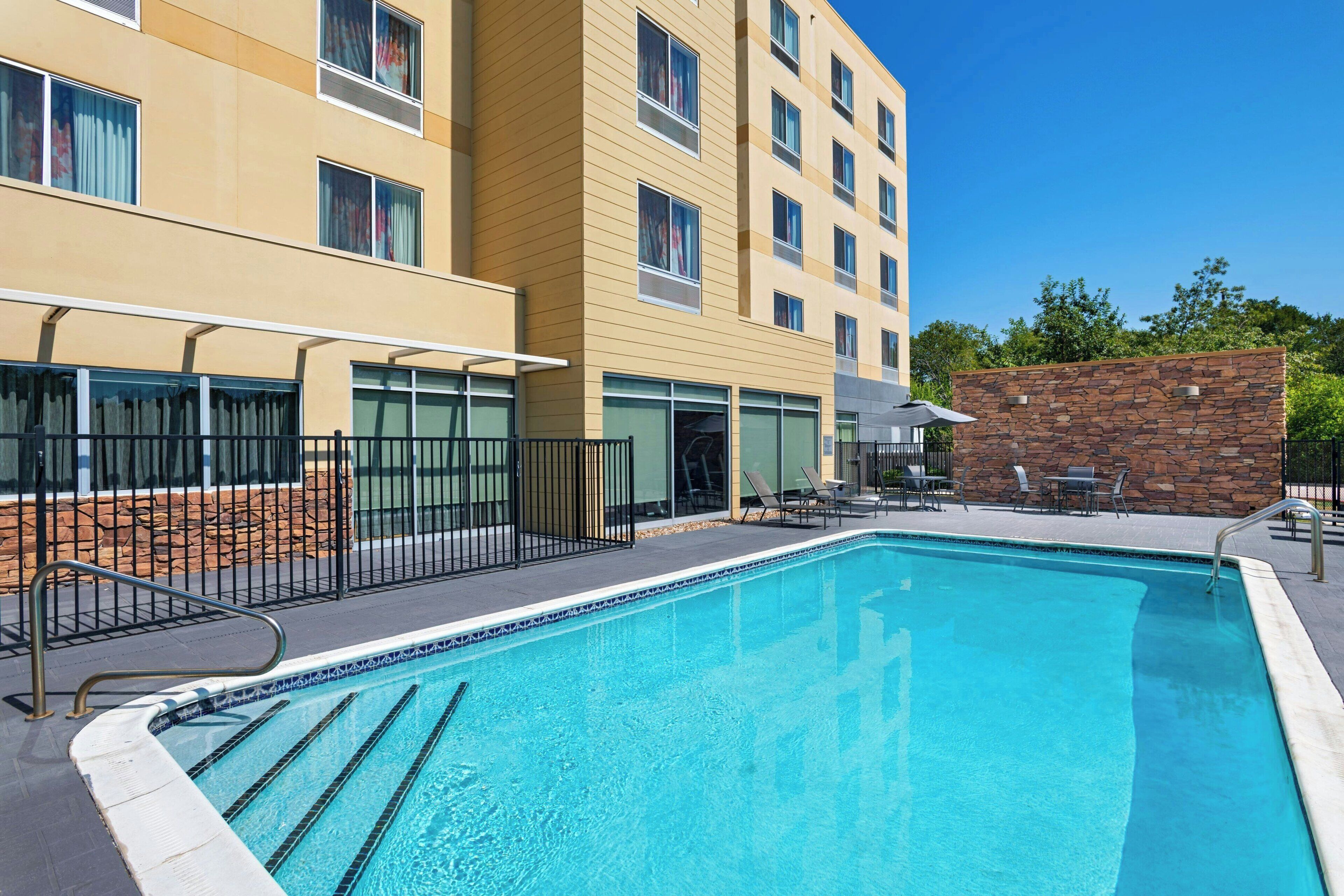 Utendørsbasseng, bassengparasoller og solsenger