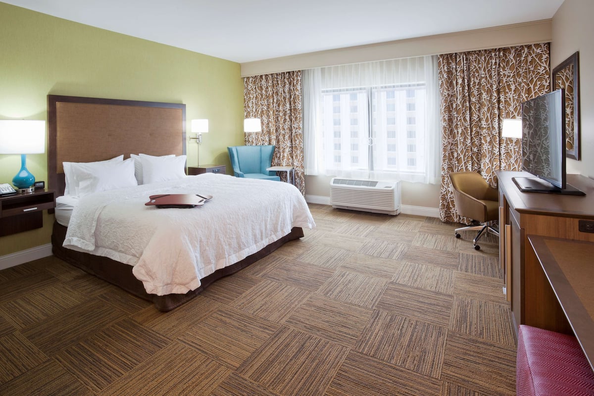 Room, 1 Katil Raja (King), Accessible, Non Smoking | Peralatan tempat tidur premium, gebar bulu kapas