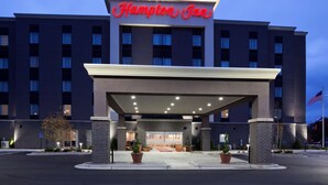 A Hampton Inn hotel with a modern facade, a covered entrance, and a well-lit parking area. - Hampton Inn Minneapolis Bloomington West (Bloomington)