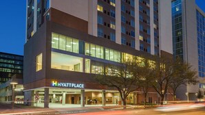Un hotel de varios pisos con diseño moderno, que destaca un cartel grande de 'Hyatt Place' en la fachada y una entrada bien iluminada.