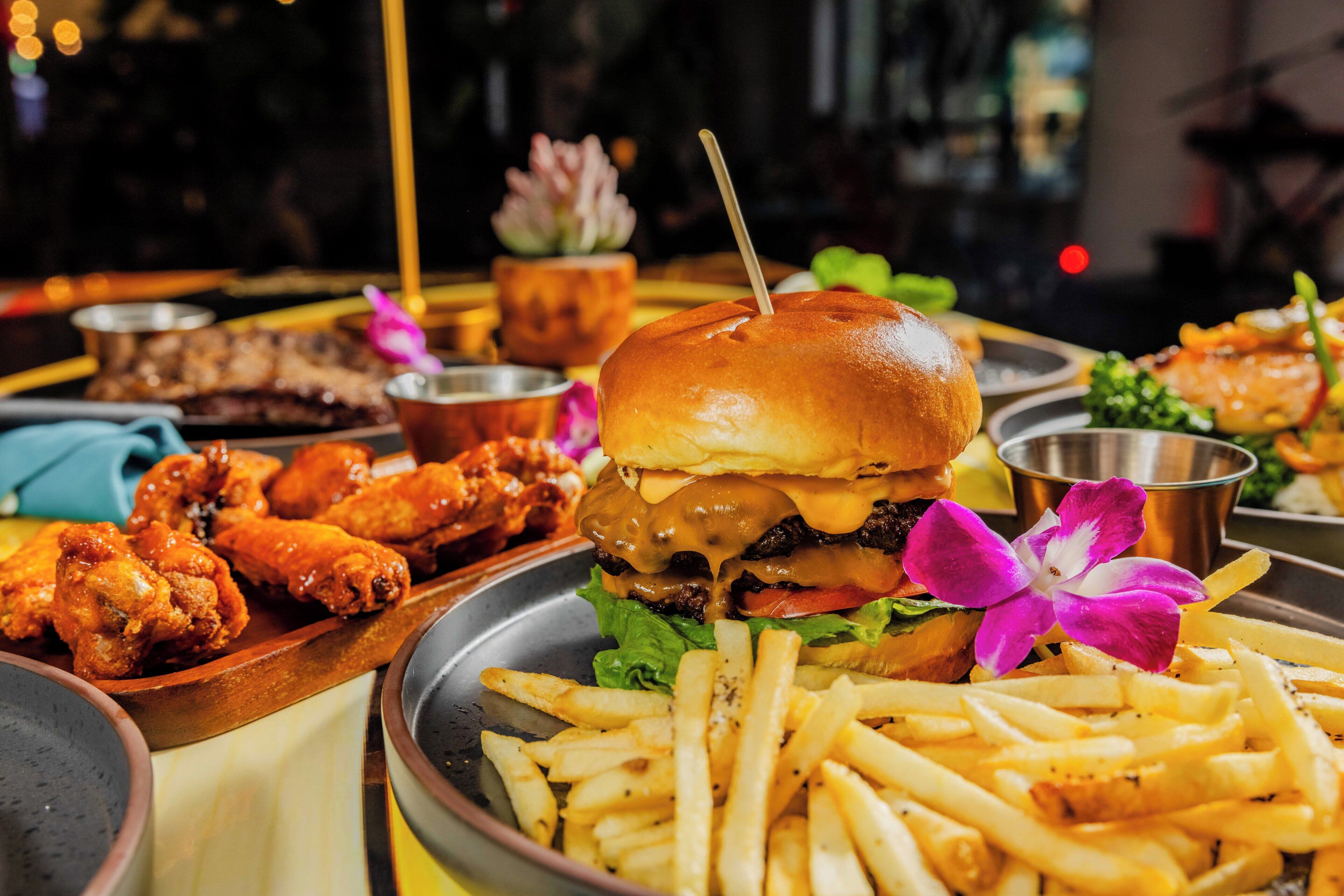 Un repas composé d’un hamburger, de frites et de poulet frit.