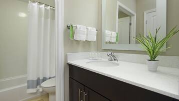 Combined shower/bathtub, free toiletries, hair dryer, towels