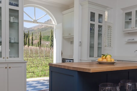 Geladeira, micro-ondas, cooktop, lava-louças. Lily Pond House at Le Lude