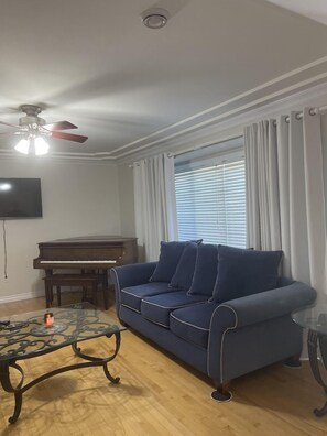 Bungalow Premium, 3 habitaciones, 2 baños, vista al resort | Área de sala de estar | Televisión de pantalla plana 