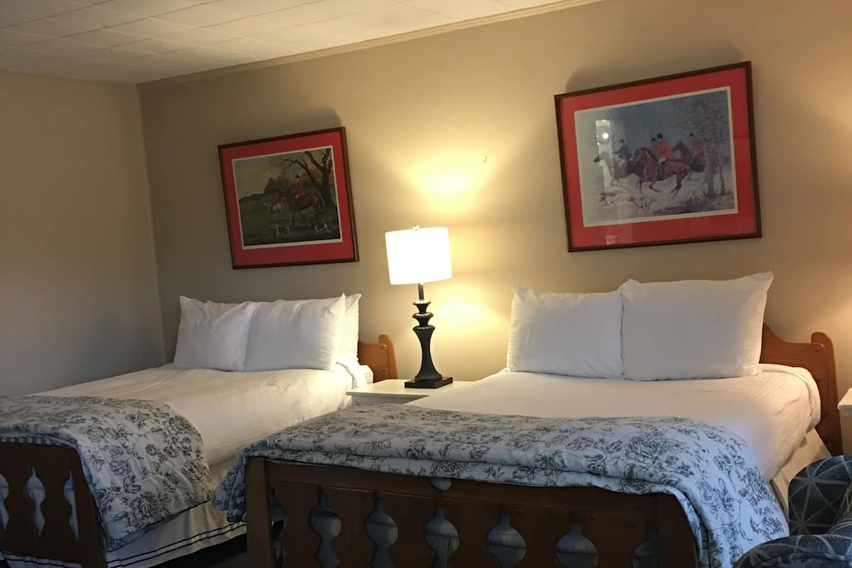 Habitación clásica, 2 camas matrimoniales | Ropa de cama de alta calidad y escritorio