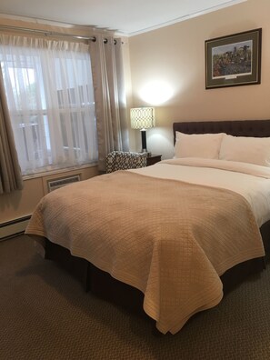 Habitación clásica | Ropa de cama de alta calidad y escritorio 