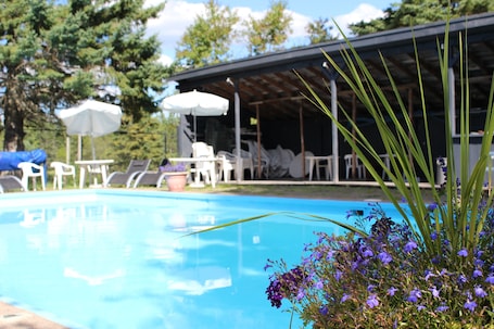 Una piscina al aire libre. Timberland Motel