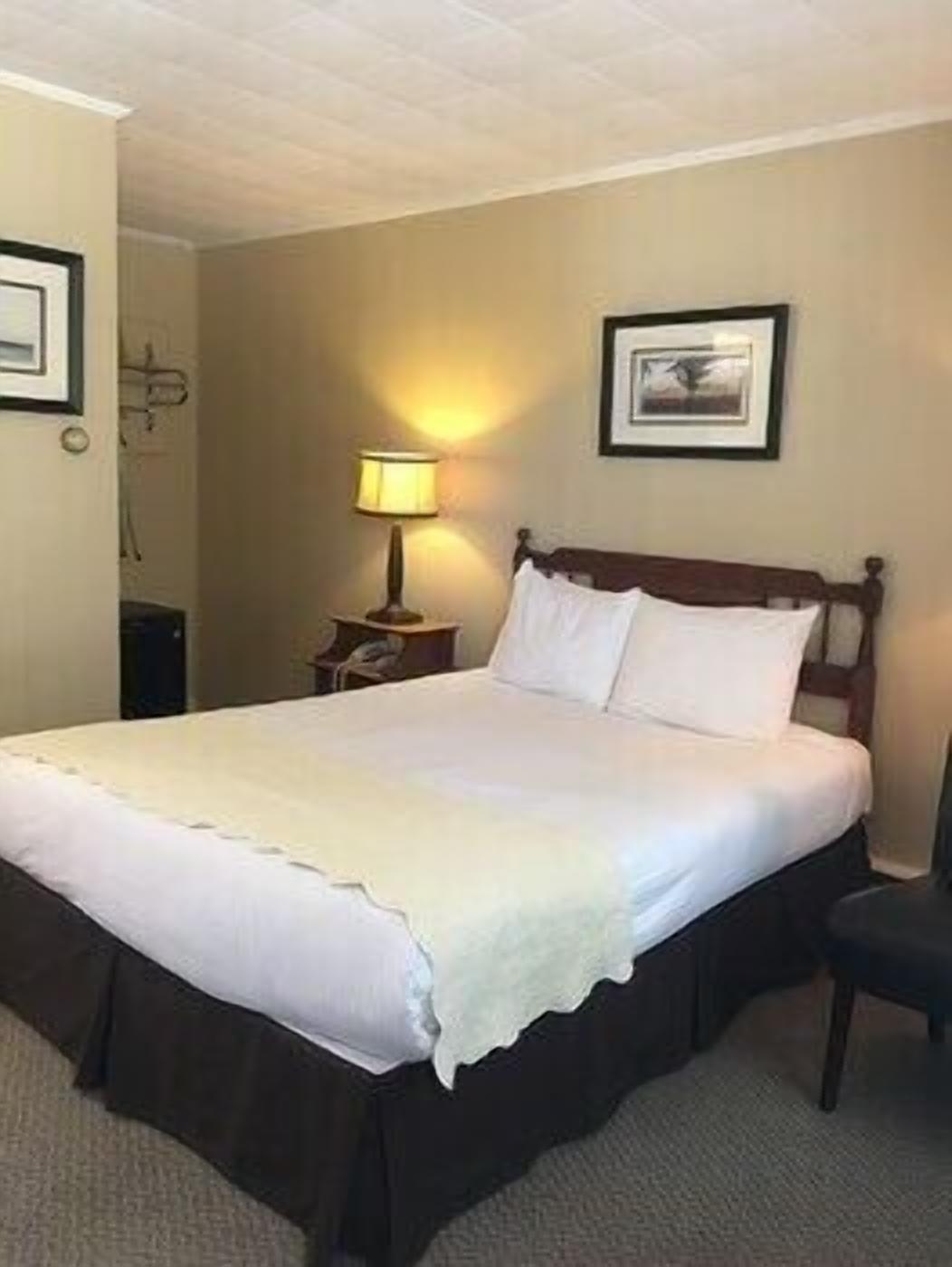Premium bedding, desk, iron/ironing board, free WiFi