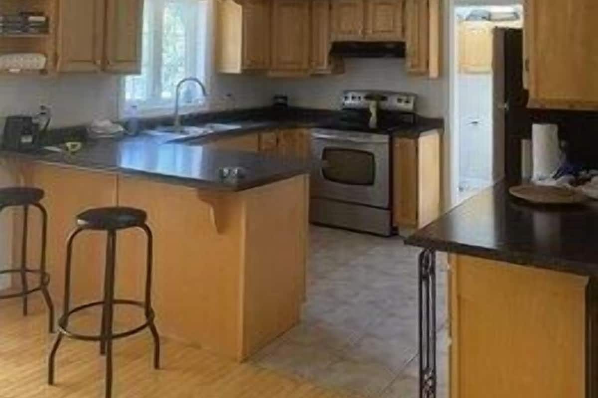 Private kitchen | Fridge, microwave, coffee/tea maker, cookware/dishes/utensils