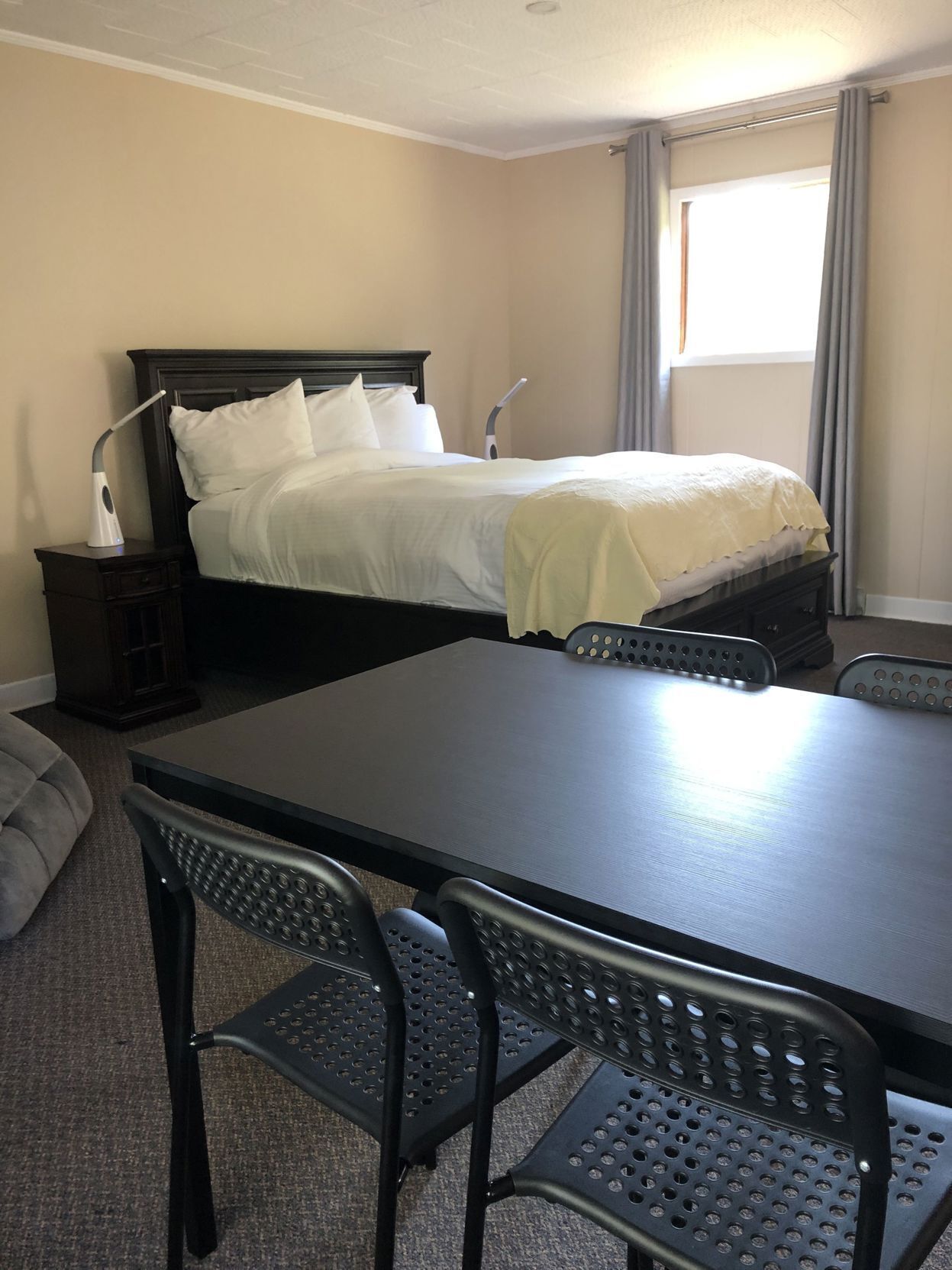 Premium bedding, desk, iron/ironing board, free WiFi