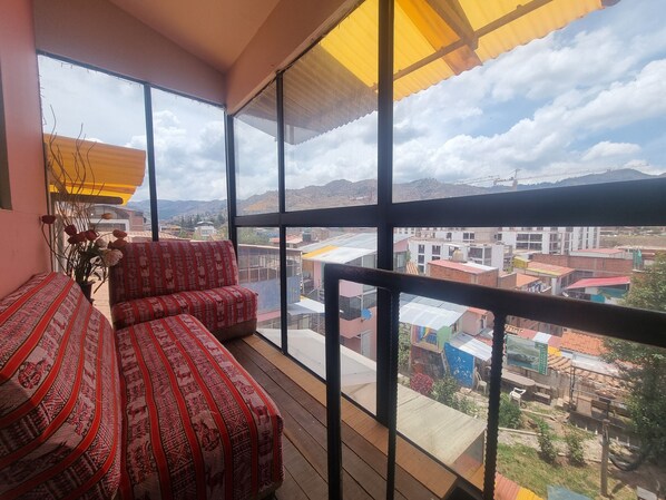 Cobertura econômica, várias camas, cozinha, vista para a montanha | Área de estar | TV