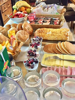 Petit déjeuner complet compris tous les jours