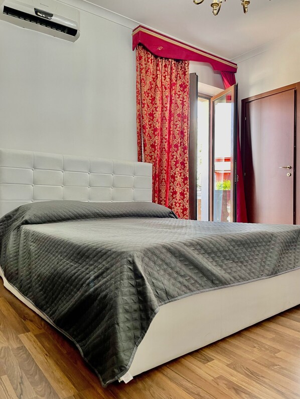 Estudio estándar, 1 cama matrimonial | Caja de seguridad en la habitación, wifi gratis y ropa de cama 