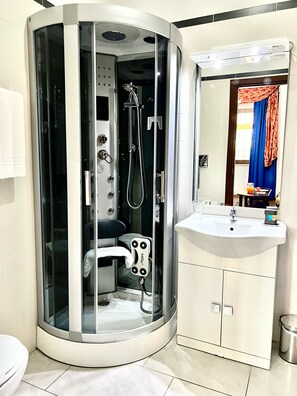 Deluxe-huone, 1 parisänky | Kylpyhuone | Suihku, ilmaiset hygieniatuotteet, hiustenkuivaaja, bidee