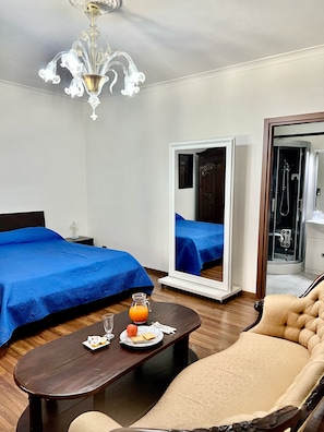 Deluxe-huone, 1 parisänky | Tallelokero huoneessa, ilmainen Wi-Fi, vuodevaatteet